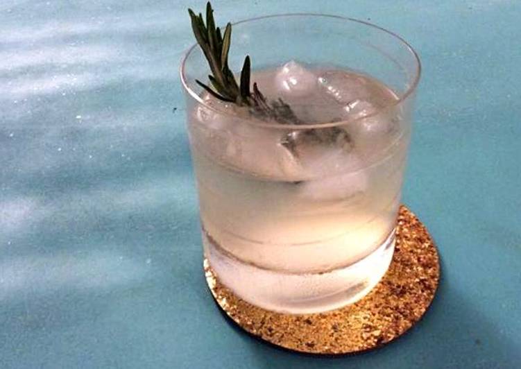 How to Make Any-night-of-the-week Lemon Gin Fizz