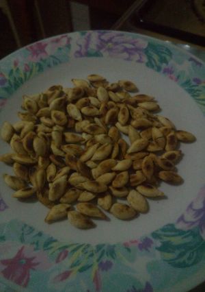 A picture of Roast pumpkin seeds.