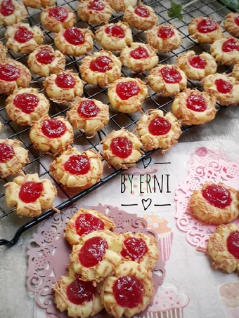 Easy Steps to Make 1. Strawberry Cheese Thumbprint Cookies the  Makes Drooling You can take Joss in your mouth
