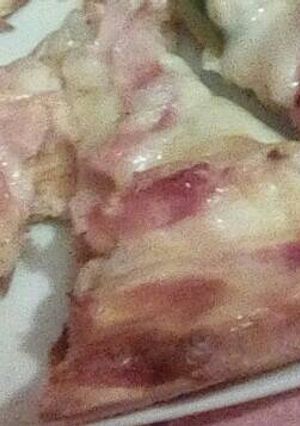 Una foto de Pizza con, vegetales, jamón y tocineta