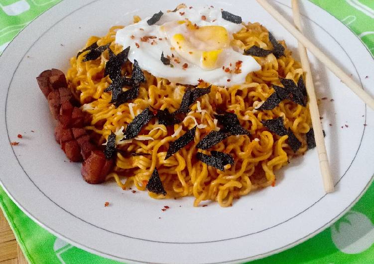 Mie Pedas Poached Egg