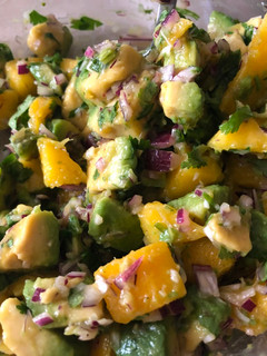 Una foto de Ensalada acevichada de mango y palta