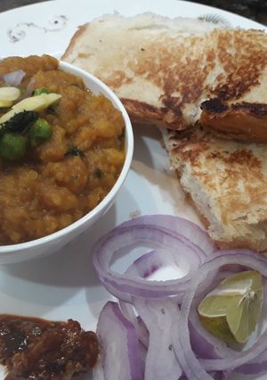 A picture of Pumpkin bhaji pav.