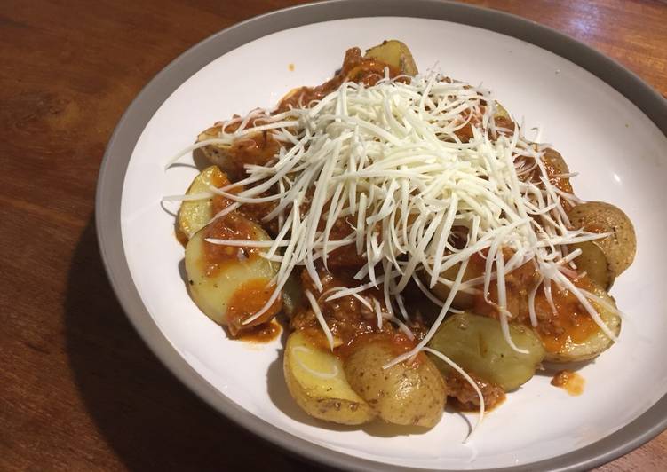 Langkah Mudah untuk Menyiapkan Baked Potato Bolognese yang Bisa Manjain Lidah