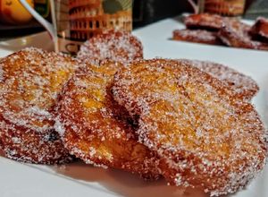 Una foto de TORRIJAS Con☕Chocolate a la Taza🍫...!