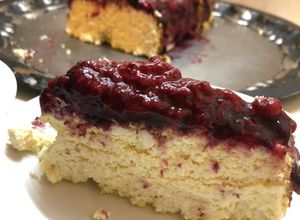 Una foto de Cheesecake de frutos rojos saludable ♥️