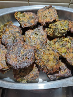 Una foto de Bocadillos de hojas y pencas de acelga al horno