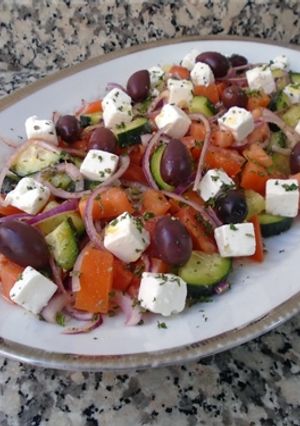Una foto de Ensalada griega o horiatiki salata