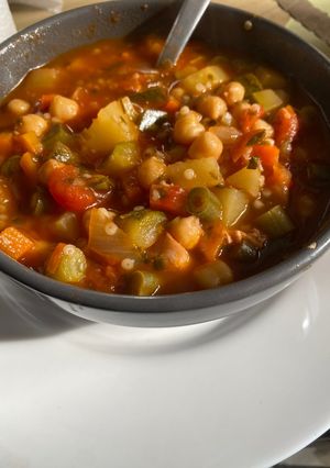 Une photo de Soupe aux légumes, pois chiches et lardons