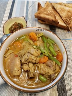 Hình của món Cà Ri Gà với hộp nấu cari Roi Thai.