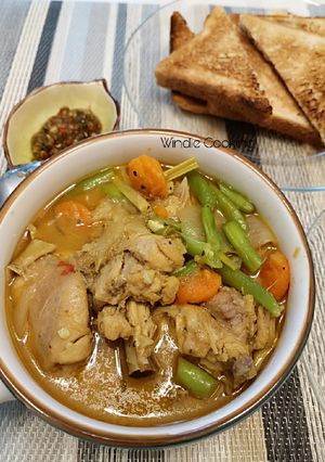 Hình của món Cà Ri Gà với hộp nấu cari Roi Thai.