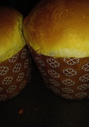 Una foto de Panettone italiano. Pan dulce de Navidad casero