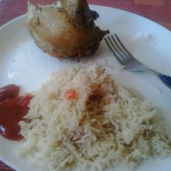 A picture of Boiled rice,and fried chicken.
