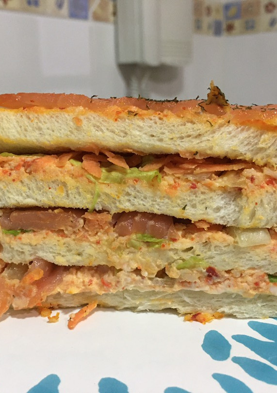 Una foto de Pastel frío de salmón ahumado