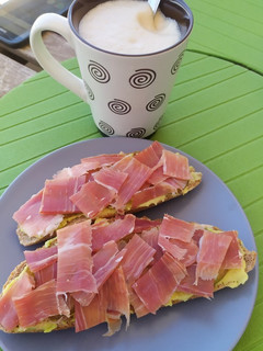 Una foto de Tostadas de aguacate y jamón