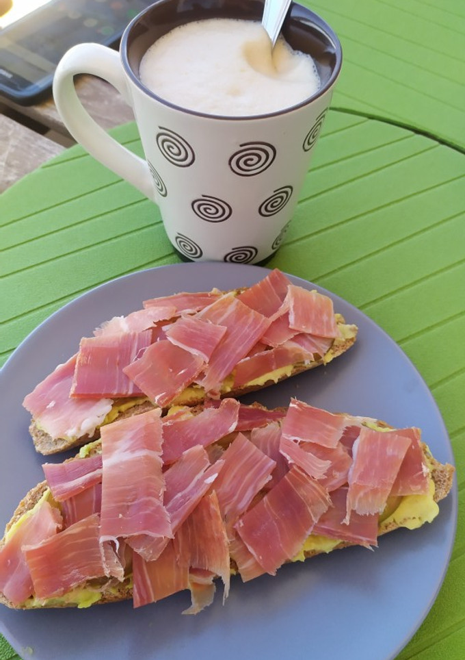 Una foto de Tostadas de aguacate y jamón