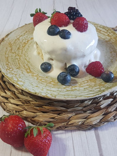 Una foto de Mug cake de frutos rojos