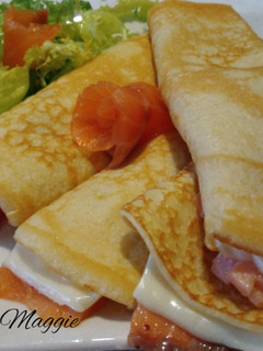 Una foto de Crepes de salmón ahumado y queso