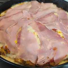 A picture of Pizza de pollo sin harinas.