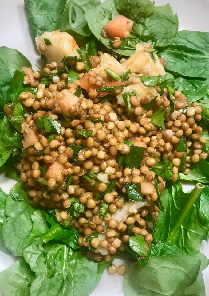 Una foto de Ensalada de lentejas con rape alangostado
