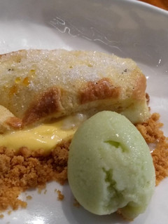 Una foto de Torrijas rellenas de natillas de naranja con helado