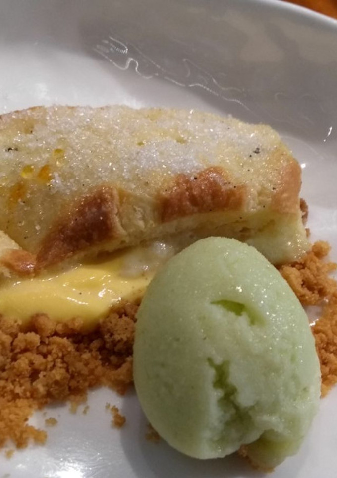 Una foto de Torrijas rellenas de natillas de naranja con helado