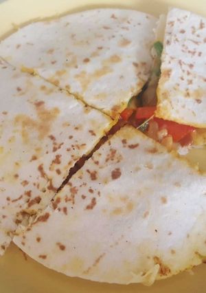 A picture of Stuffed cheesy tortillas.