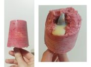 Una foto de helado de frutillas con leche condensada