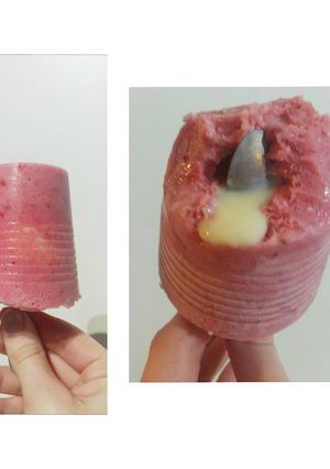 Una foto de Helado de frutilla relleno de leche condensada