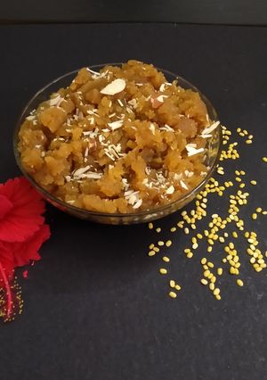 પીળી મગ ની દાળ નો શીરો (Yellow Moong Dal Sheera Recipe In Gujarati) રેસીપી મુખ્ય ફોટો