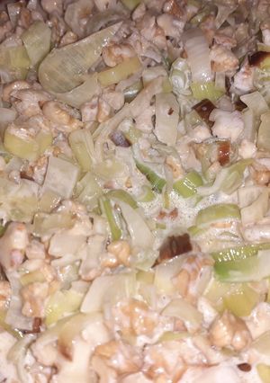 Una foto de Nueces, puerro y crema en salsa