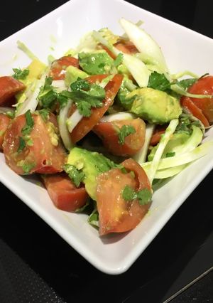 Foto principal de Ensalada de tomate aguacate y cilantro