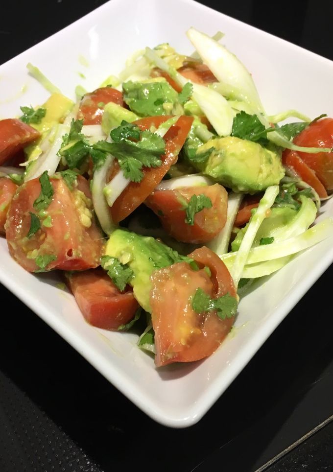 Una foto de Ensalada de tomate aguacate y cilantro