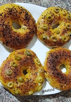 Une photo de Bagels aux graines de nigelle et olives