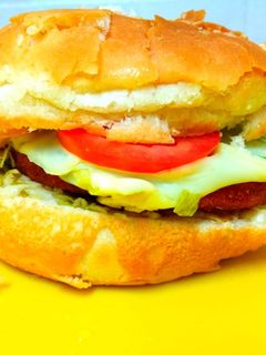 आलू टिक्की बर्गर(Aloo tikki burger recipe in Hindi) रेसिपी मुख्य फोटो