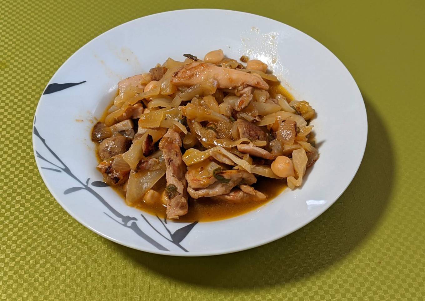Pollo con repollo, champiñones y garbanzos