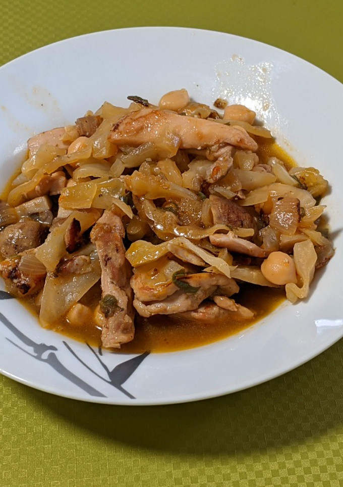 Una foto de Pollo con repollo, champiñones y garbanzos