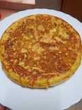 Tortilla de papas cocidas, col y zanahorias