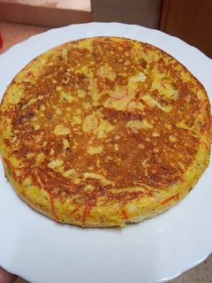 Una foto de Tortilla de papas cocidas, col y zanahorias
