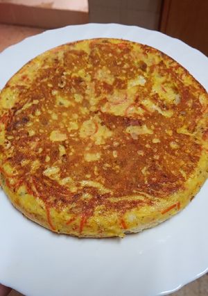 Una foto de Tortilla de papas cocidas, col y zanahorias