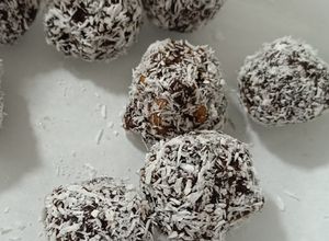 Foto de Trufas de tâmara com nozes e cacau (vegana e sem açúcar)