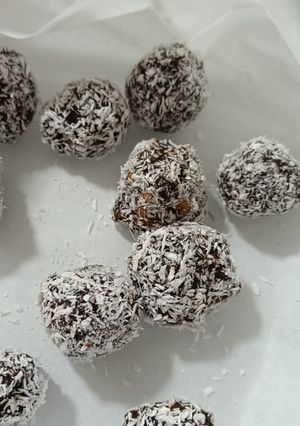 Foto de Trufas de tâmara com nozes e cacau (vegana e sem açúcar)