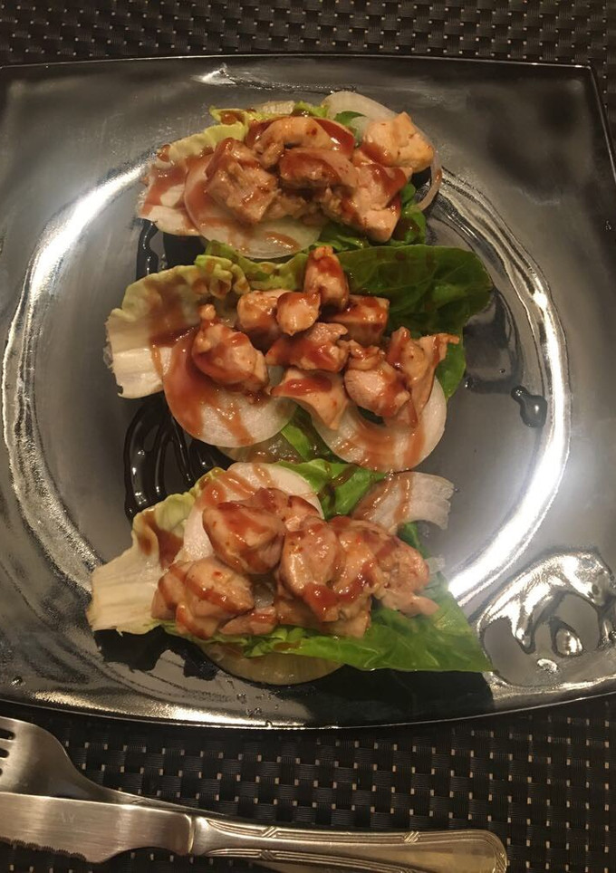 Una foto de Ensalada de pollo picante con piña