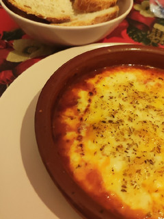 Una foto de Queso provolone al horno con tomate