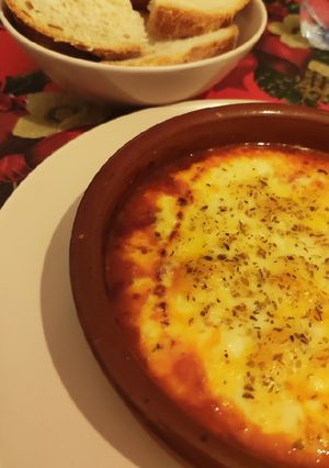 Una foto de Queso provolone al horno con tomate