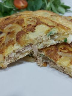Una foto de Tortilla de atún, cebolla y perejil..