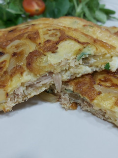 Una foto de Tortilla de atún, cebolla y perejil..