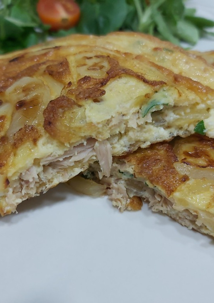 Una foto de Tortilla de atún, cebolla y perejil..