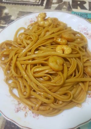 Foto principal de Tallarines fritos con gambas en salsa de soja