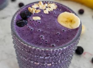 Une photo de Smoothie banane myrtilles simple et rapide